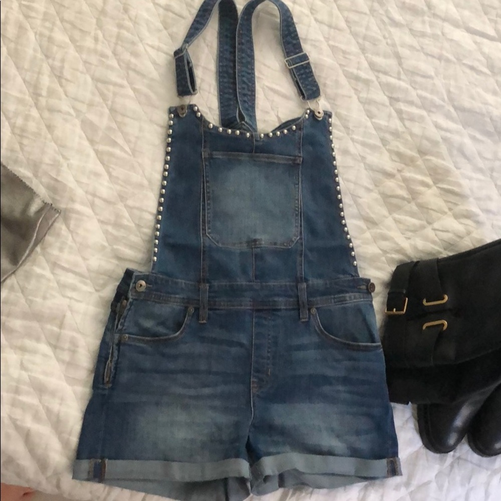 BRAND NEW KENDALL+KYLIE SHORT JEAN OVERALLS SIZE M